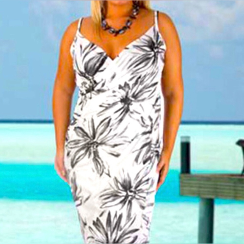 Saress Beach Cover-up in white & black floral